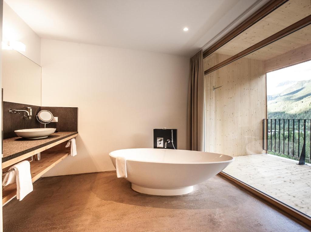 Hotel Arnica Scuol - Adults Only Εξωτερικό φωτογραφία